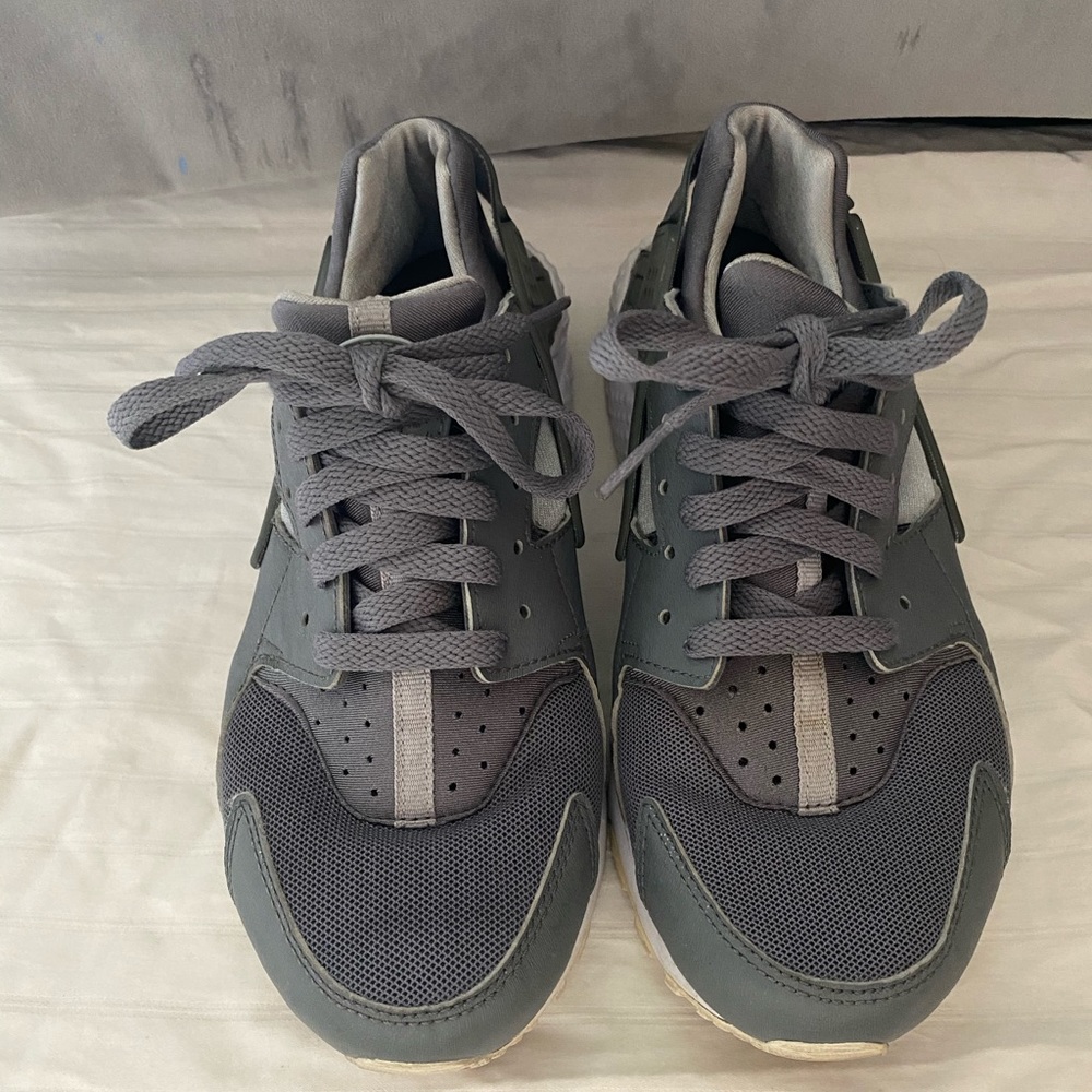 Nike gray huarache sneaker
